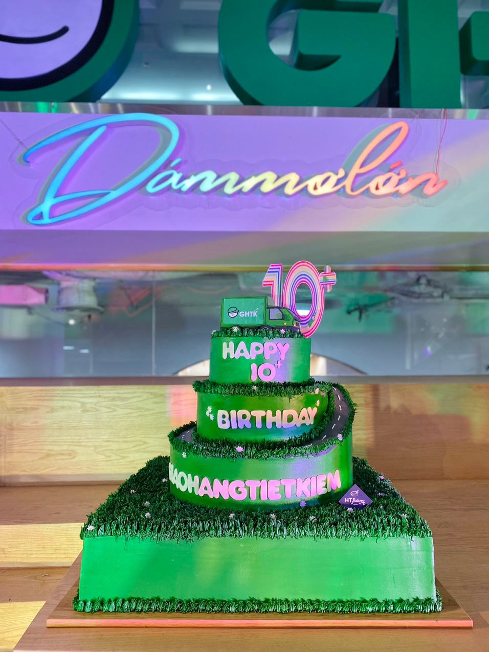 Bánh sự kiện với kích cỡ bánh siêu to khổng lồ