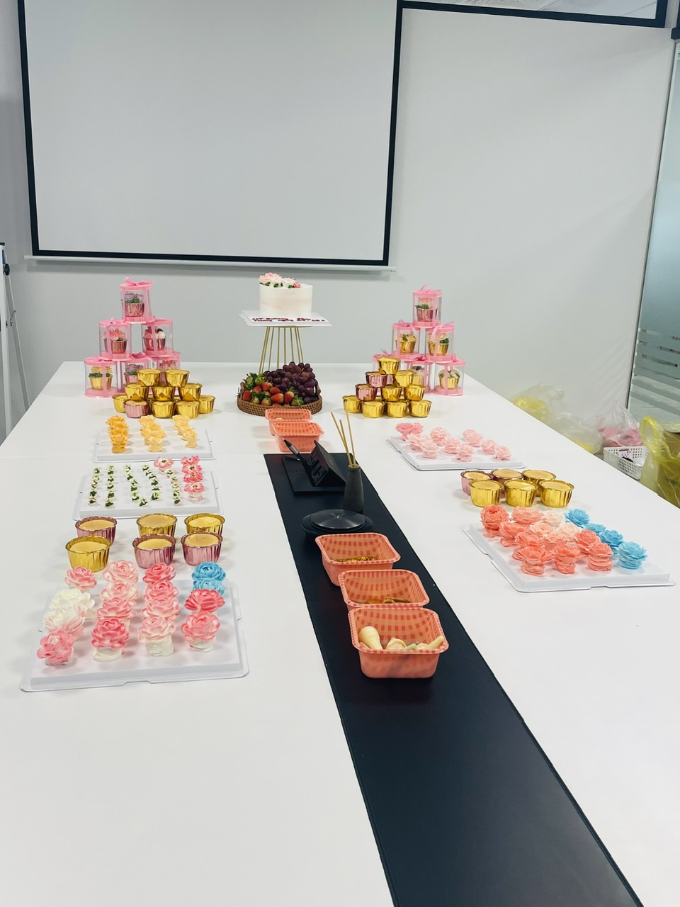 Cùng team trải nghiệm tự làm bánh cupcake và decor theo sở thích cá nhân